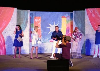 Μεγάλη επιτυχία για την κωμωδία “Ούτε Μπρος, Ούτε Πίσω” σε ένα κατάμεστο θέατρο της Αρχαίας Ήλιδας