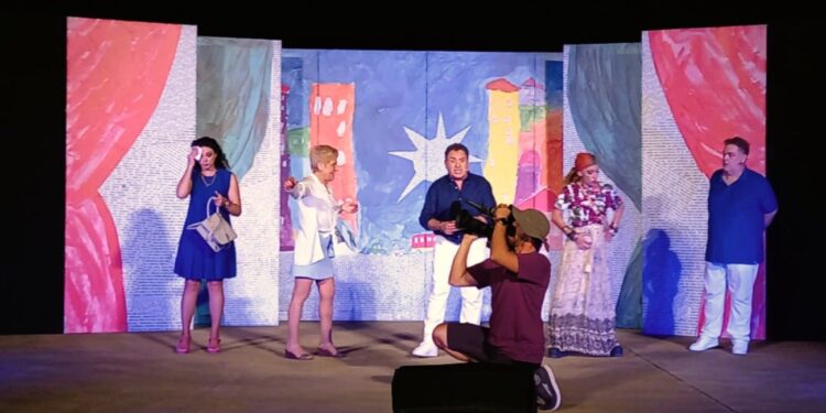 Μεγάλη επιτυχία για την κωμωδία “Ούτε Μπρος, Ούτε Πίσω” σε ένα κατάμεστο θέατρο της Αρχαίας Ήλιδας