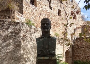 Στέκει αγέρωχος!