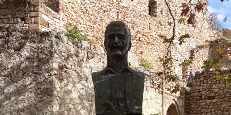 Στέκει αγέρωχος!