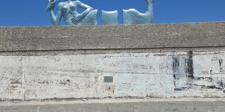 Γοργόνα στο Λιμάνι της Κυλλήνης