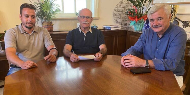 ΔΗΜΟΣ ΠΥΡΓΟΥ: Υπεγράφη η σύμβαση για την απομάκρυνση των δεματοποιημένων απορριμμάτων από το Ποτόκι