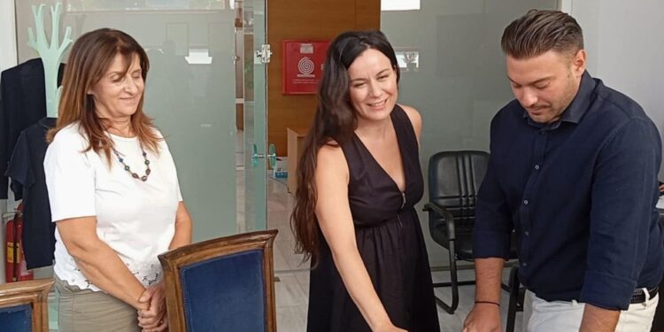 ΔΗΜΟΣ ΗΛΙΔΑΣ: Ο Δήμαρχος Χρήστος Χριστοδουλόπουλος υποδέχθηκε στο γραφείο του τη νέα αρχιτέκτονα του Δήμου