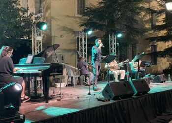 ΔΗΜΟΣ ΠΥΡΓΟΥ: Στα μουσικά μονοπάτια των Θεοδωράκη, Πλέσσα και Λοϊζου από την Μαρία Σουλτάτου και τον Γιάννη Αδαμόπουλο