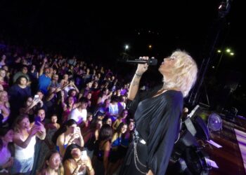 ΔΗΜΟΣ ΑΝΔΡΙΤΣΑΙΝΑΣ – ΚΡΕΣΤΕΝΩΝ: Ενθουσίασε χιλιάδες θεατές η Ελεωνόρα στην Κρέστενα