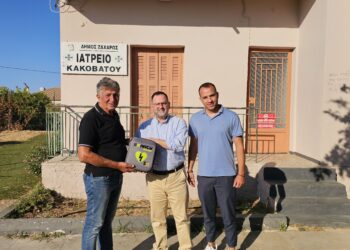 Παράδοση τριών απινιδωτών σε Κοινότητες της Ηλείας από τον Αντιπεριφερειάρχη Νίκο Κοροβέση