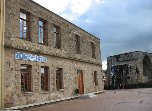 ΔΗΜΟΣ ΑΝΔΡΑΒΙΔΑΣ – ΚΥΛΛΗΝΗΣ: Στην τελική ευθεία το μεγάλο έργο αποκατάστασης και επισκευής του ιστορικού Δημοτικού Σχολείου της Ανδραβίδας