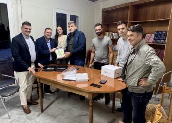 Συνεχίζεται η παράδοση απινιδωτών σε κοινότητες και αθλητικούς συλλόγους