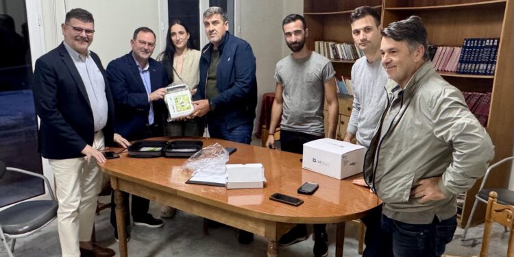 Συνεχίζεται η παράδοση απινιδωτών σε κοινότητες και αθλητικούς συλλόγους