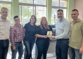 “ΝΕΑ ΔΥΤΙΚΗ ΕΛΛΑΔΑ – ΕΝΩΜΕΝΟΙ ΜΠΟΡΟΥΜΕ”: Παράδοση Σχολικών Ειδών σε μαθητές πυρόπληκτων και πληγέντων από την ευλογιά οικογενειών