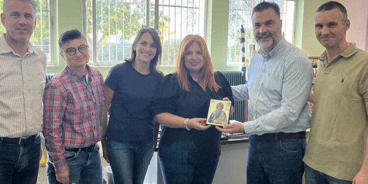 “ΝΕΑ ΔΥΤΙΚΗ ΕΛΛΑΔΑ – ΕΝΩΜΕΝΟΙ ΜΠΟΡΟΥΜΕ”: Παράδοση Σχολικών Ειδών σε μαθητές πυρόπληκτων και πληγέντων από την ευλογιά οικογενειών