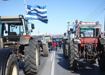 ΑΓΡΟΤΕΣ: Με τα τρακτέρ στους δρόμους και στήνουν τα πρώτα μπλόκα!