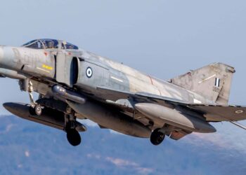 Εντυπωσιακή Διέλευση F-4 (Phantom II) πάνω από την Κεντρική Πλατεία του Πύργου