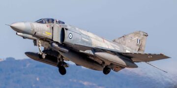 Εντυπωσιακή Διέλευση F-4 (Phantom II) πάνω από την Κεντρική Πλατεία του Πύργου