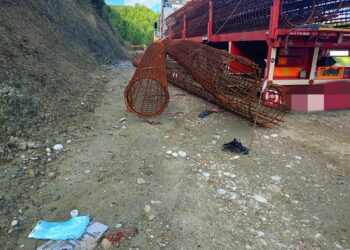 Κουτσοχέρα: Σοβαρός τραυματισμός οδηγού φορτηγού που καταπλακώθηκε από σίδερα!