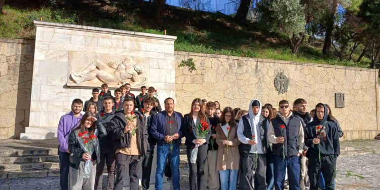 Ένα λουλούδι για το Πολυτεχνείο!