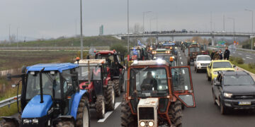Τρία μεγάλα μπλόκα στη Θεσσαλία: Στήθηκε μπλόκο στα Τρίκαλα στα διόδια του Λόγγου