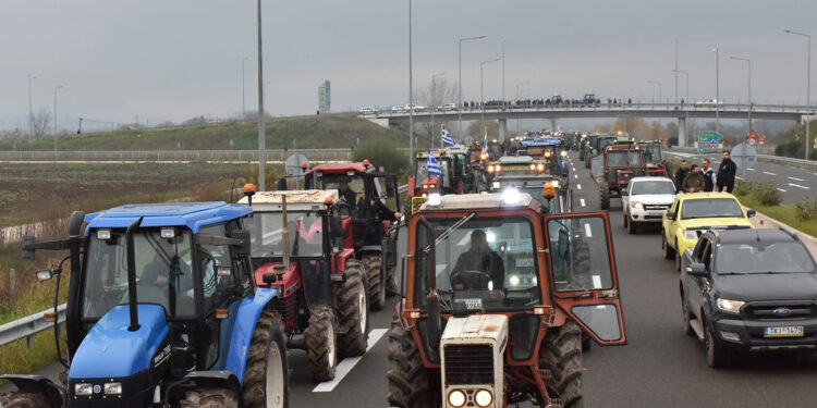 Τρία μεγάλα μπλόκα στη Θεσσαλία: Στήθηκε μπλόκο στα Τρίκαλα στα διόδια του Λόγγου
