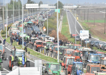 Ενισχύονται συνεχώς με τρακτέρ τα αγροτικά μπλόκα στη Λάρισα και την Καρδίτσα
