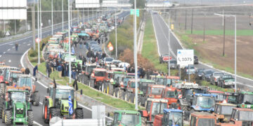 Ενισχύονται συνεχώς με τρακτέρ τα αγροτικά μπλόκα στη Λάρισα και την Καρδίτσα