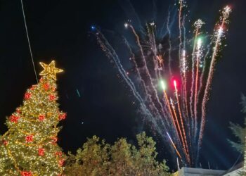 ΠΥΡΓΟΣ: Εντυπωσιακή η φωταγώγηση του Χριστουγεννιάτικου Δέντρου (φωτος)