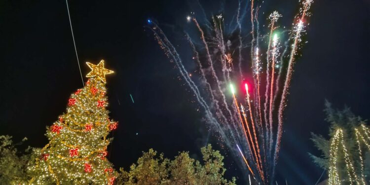 ΠΥΡΓΟΣ: Εντυπωσιακή η φωταγώγηση του Χριστουγεννιάτικου Δέντρου (φωτος)