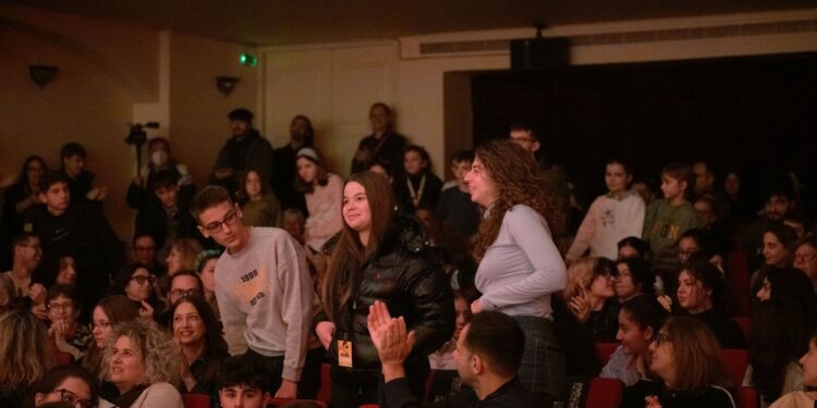 28ο ΔΙΕΘΝΕΣ ΦΕΣΤΙΒΑΛ ΚΙΝΗΜΑΤΟΓΡΑΦΟΥ ΟΛΥΜΠΙΑΣ ΓΙΑ ΠΑΙΔΙΑ ΚΑΙ ΝΕΟΥΣ – 25η ΕΥΡΩΠΑΪΚΗ ΣΥΝΑΝΤΗΣΗ ΝΕΑΝΙΚΗΣ ΟΠΤΙΚΟΑΚΟΥΣΤΙΚΗΣ ΔΗΜΙΟΥΡΓΙΑΣ CAMERA ZIZANIO: Με λαμπρότητα η τελετή έναρξης στο κατάμεστο θέατρο “ΑΠΟΛΛΩΝ”