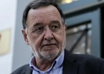 Λαφαζάνης: “O Τσίπρας έκανε τον επικήδειο του ΣΥΡΙΖΑ, θα πάθει συγκοπή αν καθίσω δίπλα του”