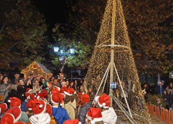 ΛΕΧΑΙΝΑ: Σε κλίμα γιορτής και ενθουσιασμού το άναμμα του Χριστουγεννιάτικου Δέντρου