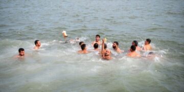 Πλήθος κόσμου στον καθαγιασμό των υδάτων στο Κατάκολο