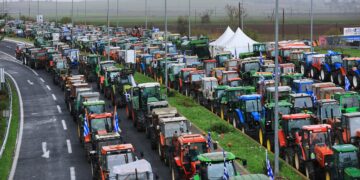 Στον “αέρα” η συνάντηση Μητσοτάκη με τους αγρότες