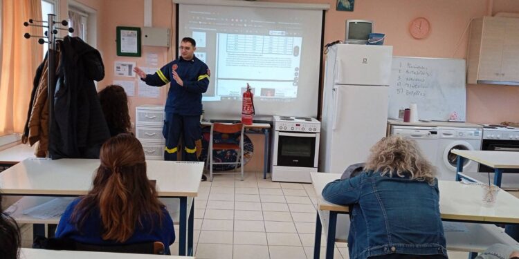 ΕΕΕΕΚ: Επίσκεψη εκπροσώπου της Πυροσβεστικής Υπηρεσίας