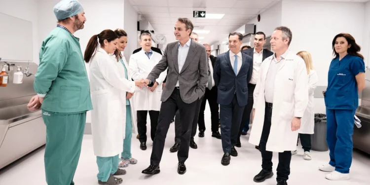 Επίσκεψη Μητσοτάκη στις ανακαινισμένες κλίνες του “Αγίου Σάββα”: “Το ΕΣΥ αλλάζει, το ταμείο Ανάκαμψης αξιοποιείται πλήρως”