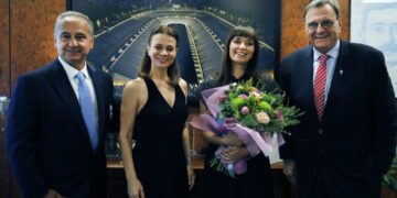 H ηθοποιός Κατερίνα Μισιχρόνη είναι η νέα Πρωθιέρεια!