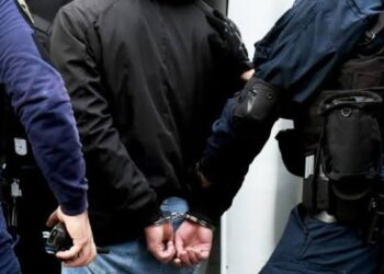 Συνελήφθη καταζητούμενο μέλος εγκληματικής ομάδας που εμπλέκεται σε σοβαρά περιστατικά σε καταστήματα υγειονομικού ενδιαφέροντος
