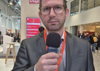 Από την Bundestag στα κατεχόμενα της Κύπρου – Η επίσκεψη του Γερμανού βουλευτή της AfD Μαξιμίλιαν Κρα, η φανέλα και τα 8 ερωτήματα που ζητούν απάντηση από το κόμμα