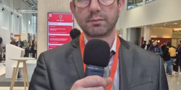 Από την Bundestag στα κατεχόμενα της Κύπρου – Η επίσκεψη του Γερμανού βουλευτή της AfD Μαξιμίλιαν Κρα, η φανέλα και τα 8 ερωτήματα που ζητούν απάντηση από το κόμμα